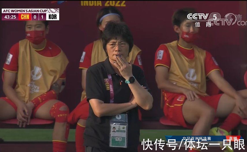 中国女足|0-2！中国女足送点球，主裁VAR改判，水指导一脸严肃，争冠悬了