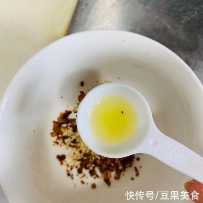 饭店大厨说漏嘴的秘密，红油干拌饺子这样做才好吃