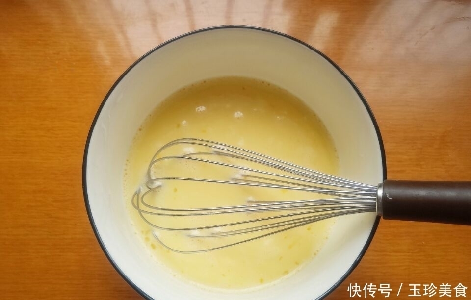 2个鸡蛋加点牛奶,教你自制懒人蛋挞,外酥内嫩,味道秒杀kfc