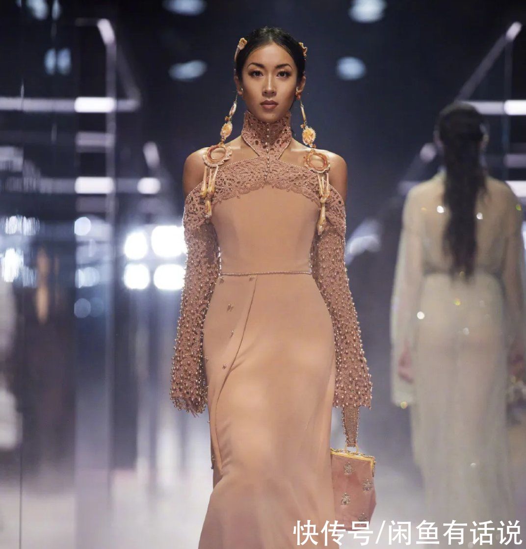 芬迪高定秀太奢华，18万颗青铜珍珠做礼服，靴子还缝8万颗细珠