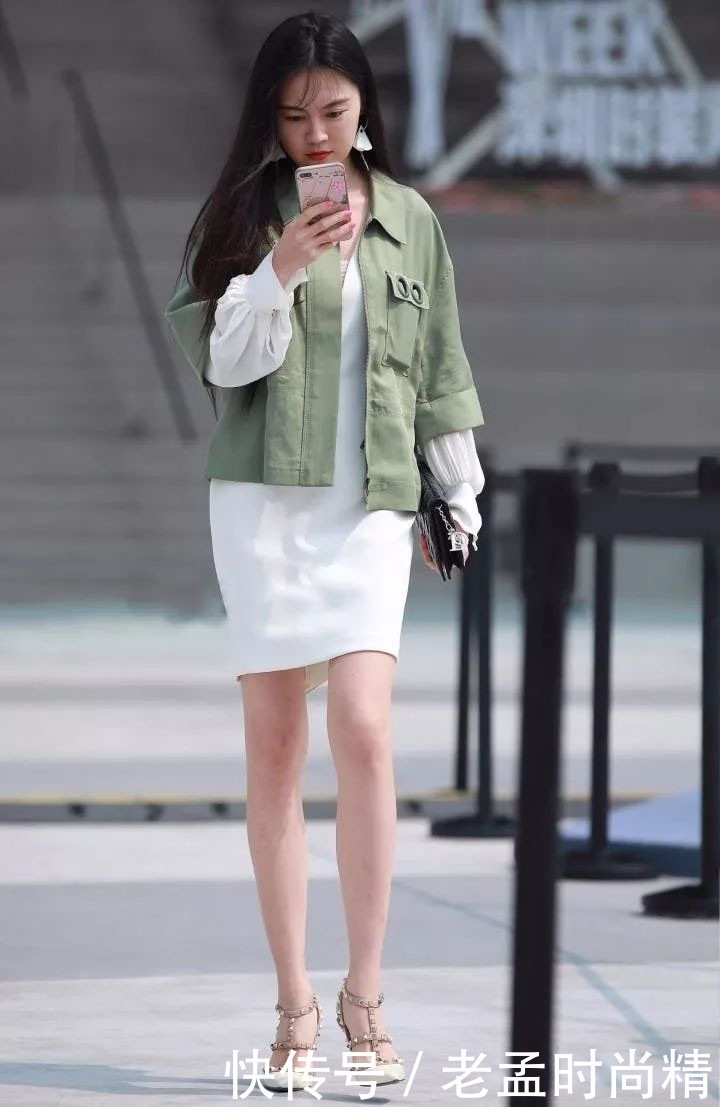 街拍:简单却有个性的穿搭,短款夹克外套+连衣裙搭配,减龄时尚有气质