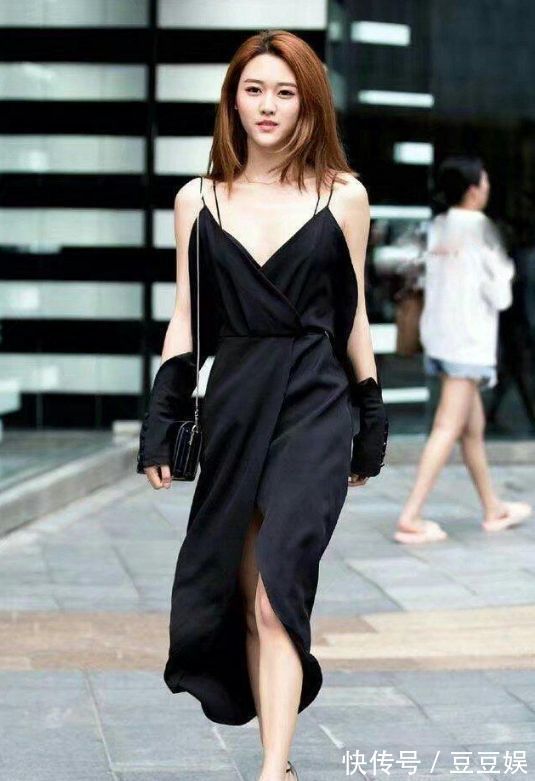 曲线|街拍搭配时尚靓丽,小姐姐身姿姣好,曲线玲珑