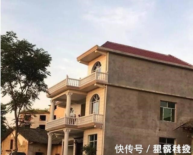 齐家敏敏|农村小伙给父母盖的养老房,2万多的大门全村轰动,纷纷吐槽丑