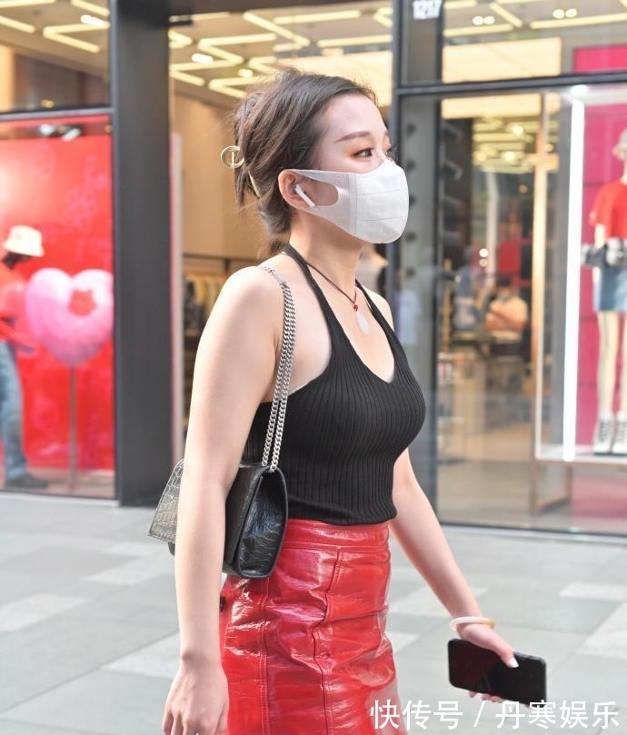 胯宽 30岁阿姨的红色“皮裙”,搭配独特,轻松展现“知性美”!