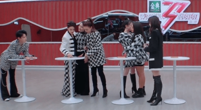 江映蓉张馨予同时被淘汰，队友反应却各不相同，抱团明显场面尴尬