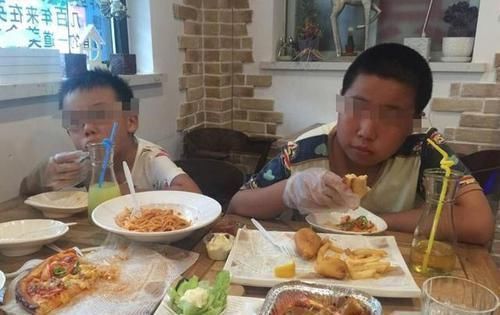 孩子|长大后自私没出息的孩子,吃饭时“臭毛病”太多,家长别不当回事