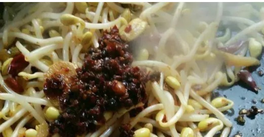 这道菜在餐馆吃太贵,自己做30元搞定,麻辣鲜香超下饭!