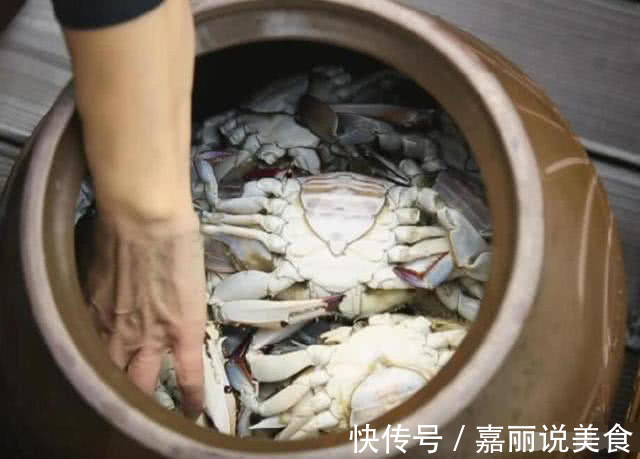 老公买了10斤螃蟹，直接丢进缸里，10天后拿出来，看懵了！
