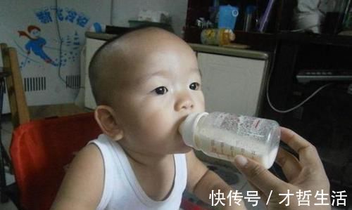 宝妈|1岁儿子只喝奶奶冲的奶粉,宝爸觉得不对劲,偷尝一口后无奈叹气