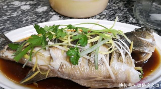 蒸鱼时,最忌直接加盐,加点“它”,鱼肉越蒸越香,越蒸越嫩!
