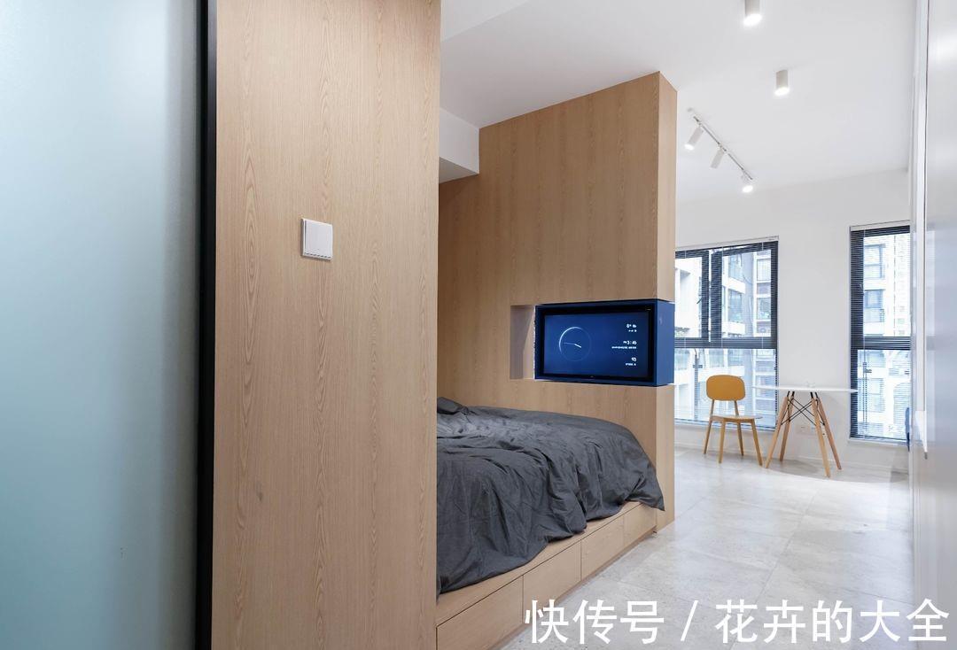 提亮|不到30平的单身小公寓，所有设备一应俱全，还有可旋转的电视