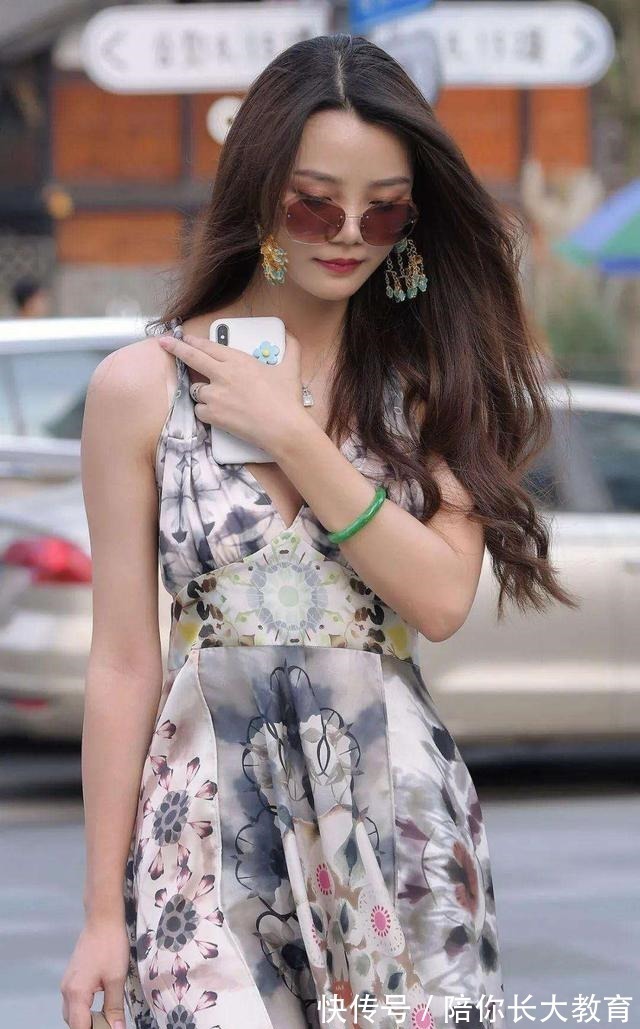 美女 漂亮的美女,水墨画裙,美丽的优雅很有魅力!