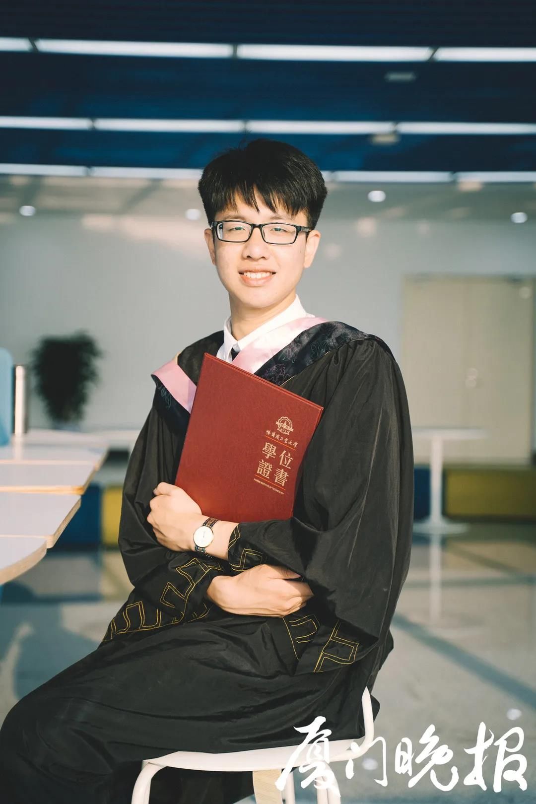 学霸|大学毕业两年，这名95后学霸给母校设奖学金！