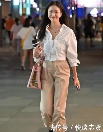 休闲|路人街拍,一件蓝色的字母T恤,休闲舒适