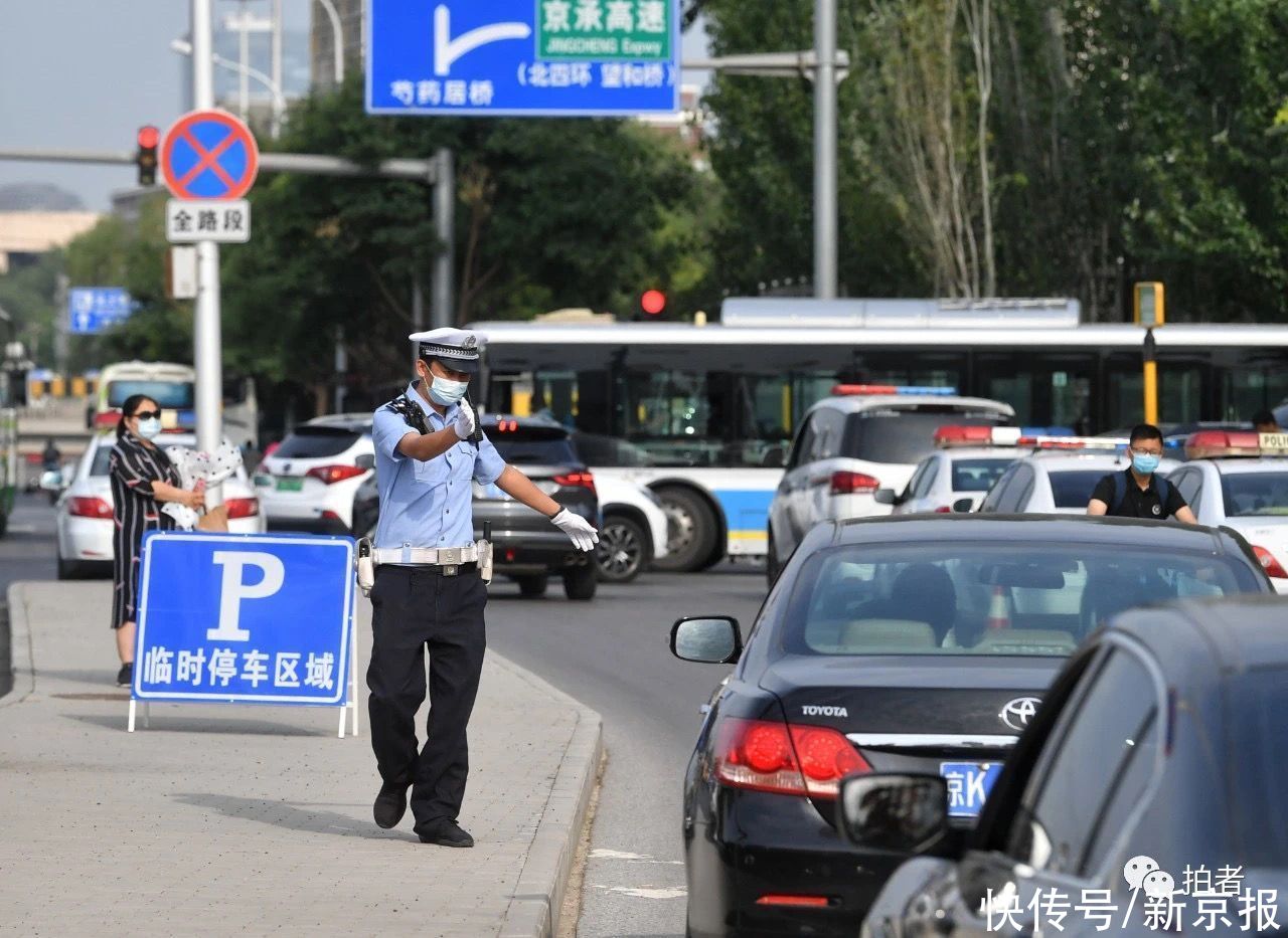 考生|老师暖心送考、学长拉横幅加油……多图直击2021北京高考