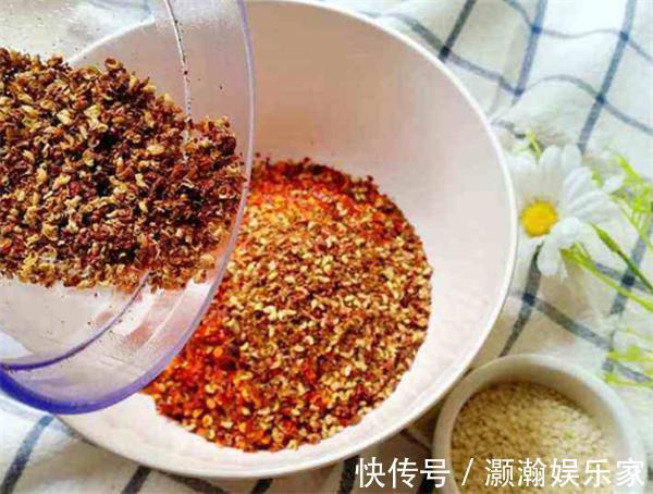 淋热油|做辣椒油时，直接淋热油就错了！大厨教你正确做法，辣椒油香又亮