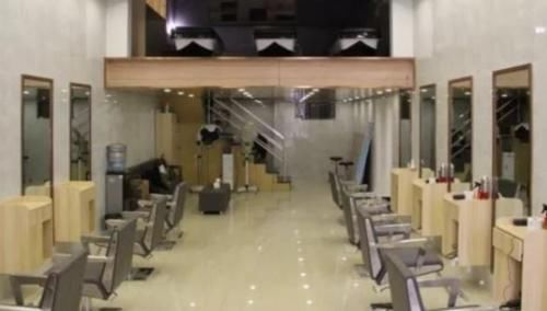 小姑娘去网红店烫头发，睡醒后直了，理发师：操作不合规