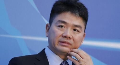 白手起家|刘强东年轻时的照片,穿搭令人心酸,网友坦言:这才是白手起家