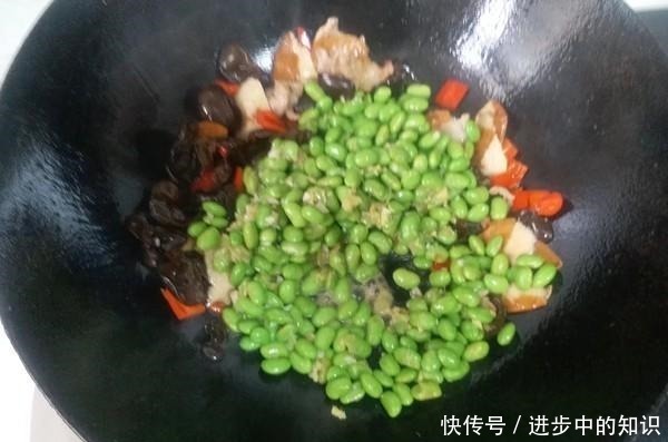 它的含铁量是菠菜的20倍,常吃眼睛变的更明亮,补血气色更好!