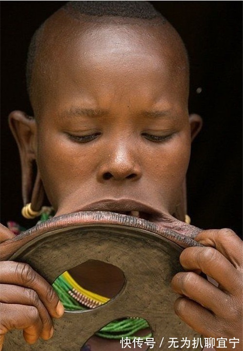 非洲!非洲一神秘部落,女孩10岁开始切嘴唇装盘子,盘子越大越好看