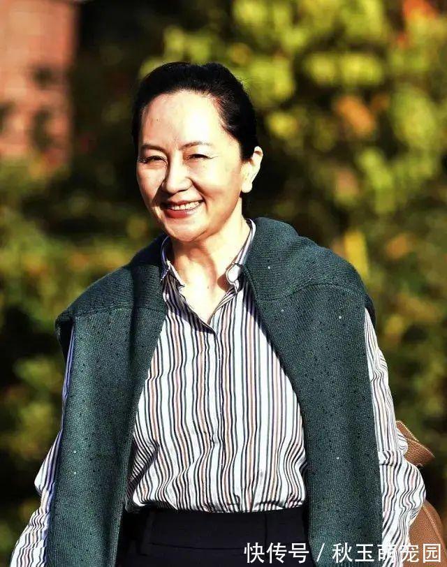 华为|不愧是华为接班人！孟晚舟条纹衬衫+阔腿裤，挡不住富态气质美