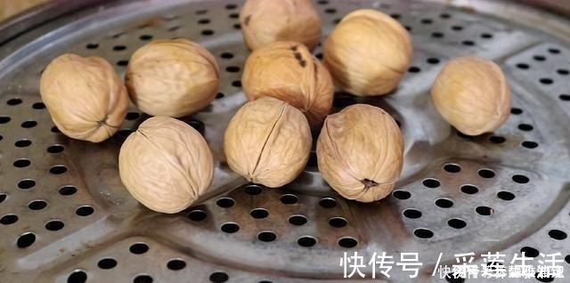 吸油纸|核桃放锅里蒸一蒸,很多人不懂,没想到这么厉害,长见识了!