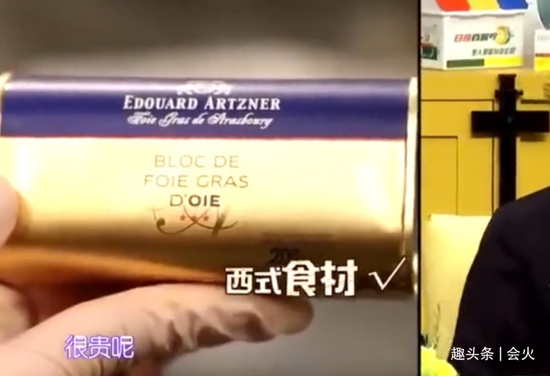 撒貝寧用刀剝蒜！刀面壓蒜手握拳重錘，驚得身旁眾人直呼小心手