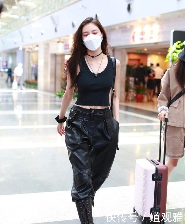 潮感|薇娅不是明星却有潮感,白T恤配粉裤秀身材,甜美清新哪像35岁