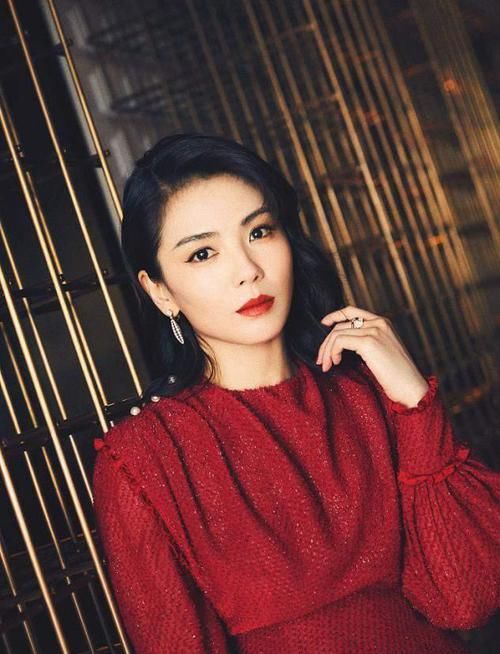 脸上有3个“特征”的女生，别总披头散发，扎头发露五官更女神