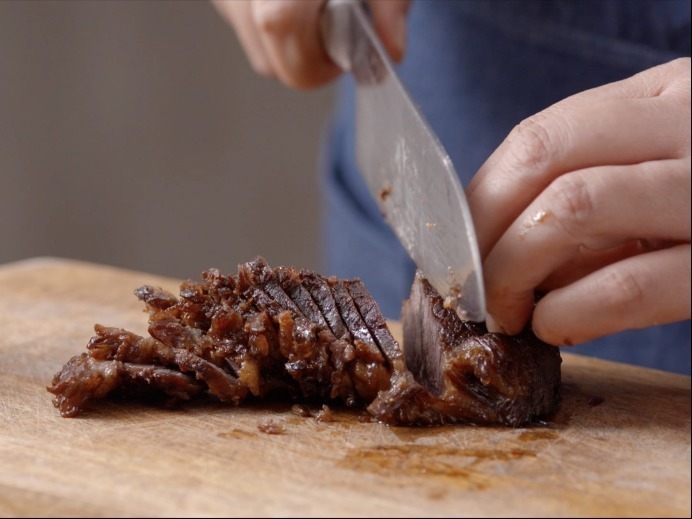 这才是酱牛肉的正确做法,谨记三个重点,牛肉紧实入味,还不松散