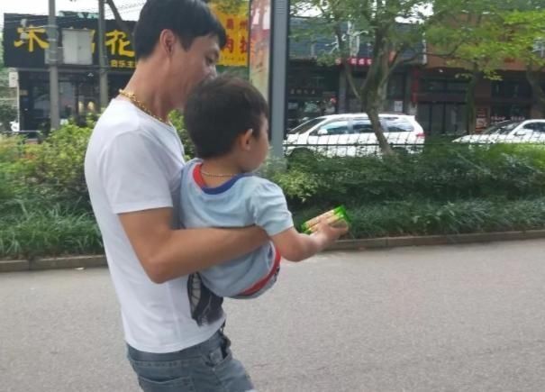 陌生人|5岁男孩被爸爸遗忘在车里太阳暴晒三小时,打开车门后,宝爸泪崩