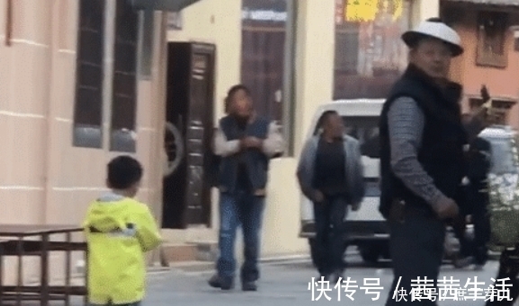 爷爷奶奶|趁人不注意，爷爷带娃偷吃冰激凌被逮个正着，同时躲闪简直怂极了