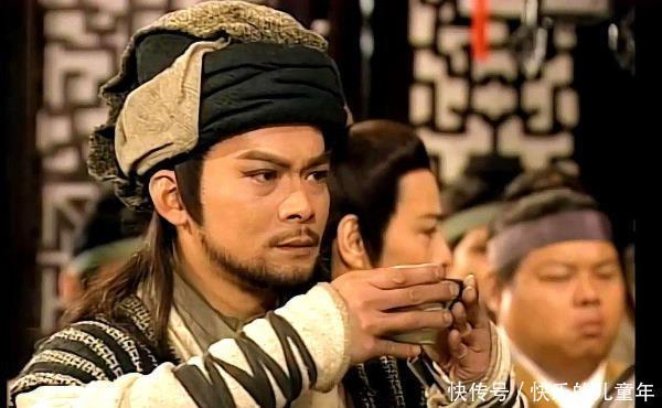 乔峰跳崖后,为何没人下去找?段誉的一个小动作暴露了内心想法