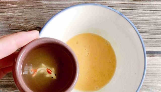 好吃|1个鸡蛋,1盒牛奶,1碗糯米粉,简单一拌,做出比蛋糕好吃的甜点