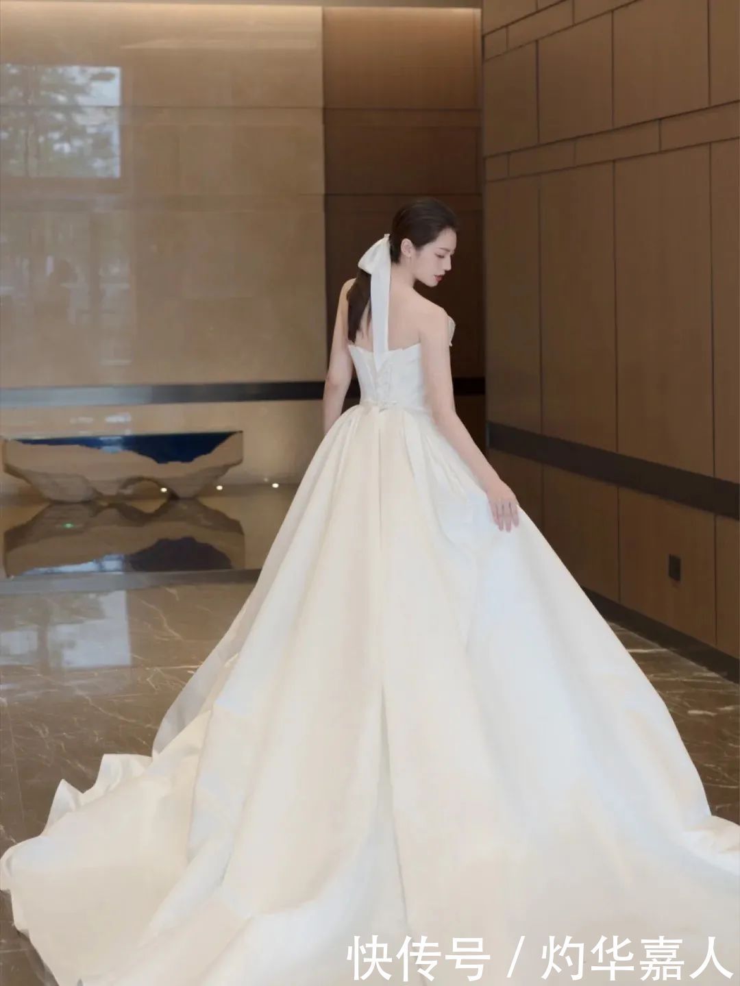 婚纱中的白月光丨那些气质女神都爱的缎面婚纱