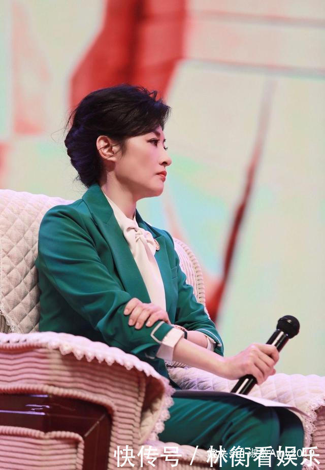 西装套装|周涛虽低调但穿搭实力太强,绿色西装套装出席活动,低马尾好时尚