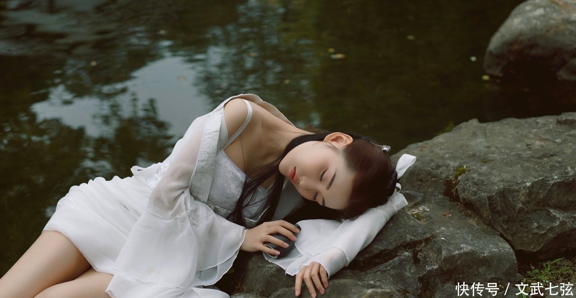 云消|原创对联·十四副丨愁情难理三千丈,断齿闲梳一两根