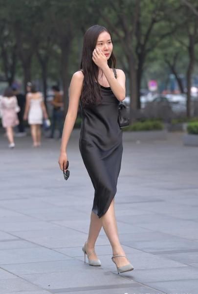 黑色|黑色真丝连衣裙质感轻薄,精致的穿搭显得十分自信,让美女多了几分成熟