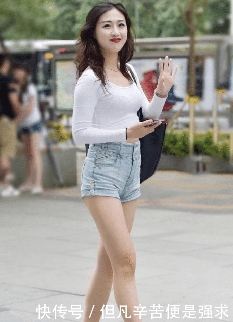 优雅|白色露腰上衣搭配经典牛仔短裤,优雅大方,活力十足