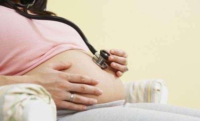 孕妈|孕期,胎儿老踢孕妈肚子,可能是在传递这2个信息,你注意到了吗