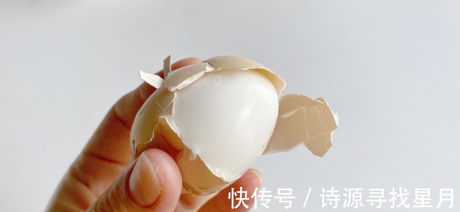 鸡蛋别再用水煮了，保姆教你新方法，只需1分钟，鸡蛋鲜嫩不粘壳！