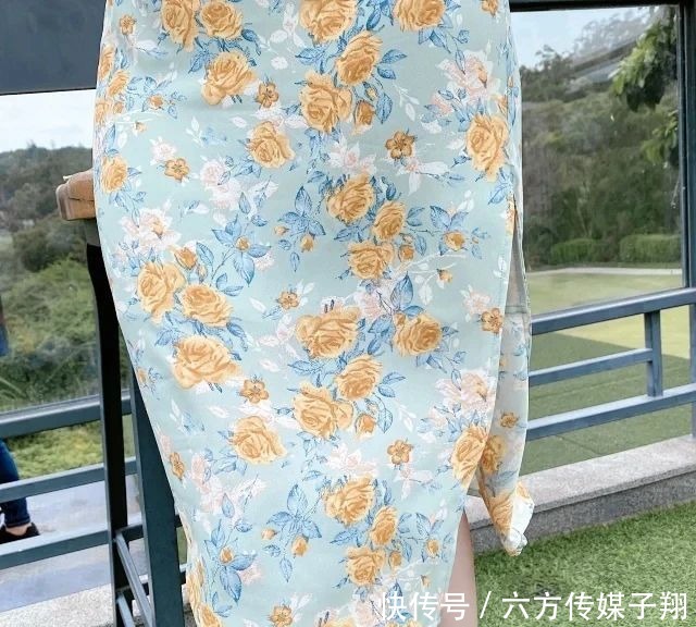 这身印花裙真有特色,V领处打个蝴蝶结,女人的贵气立马浮现
