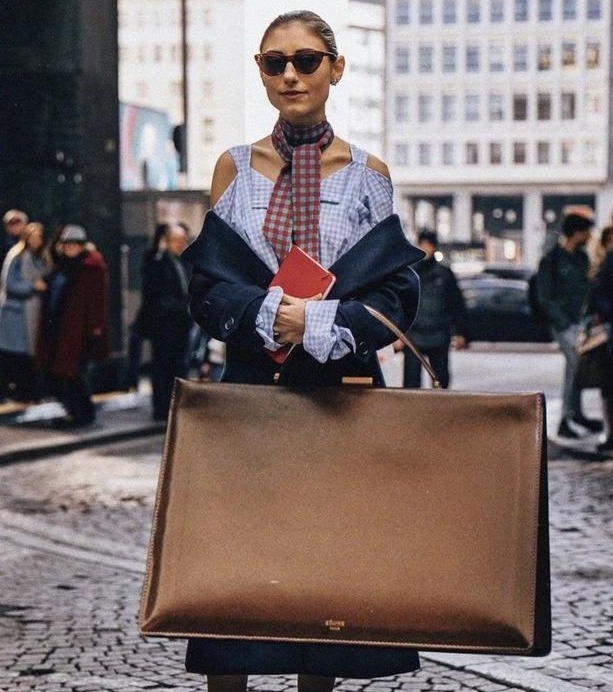 金属链 还在被小巧优雅的包包out了,今年的时尚圈,包包pk谁最大!