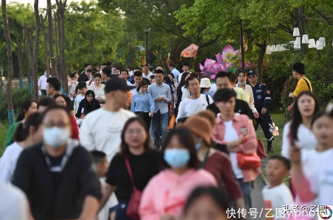 草根景区五一首日游客超半个黄山，越夜人越多，现场惊叫连连