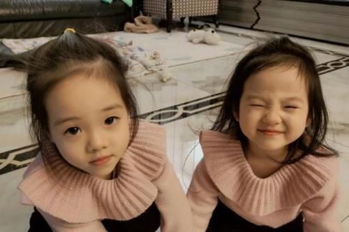 女儿|“偏心”的基因杨云的双胞胎女儿，一个清秀，一个兜齿