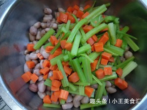 芹菜还炒着吃这才是芹菜最好吃的做法，营养美味，你不一定吃过