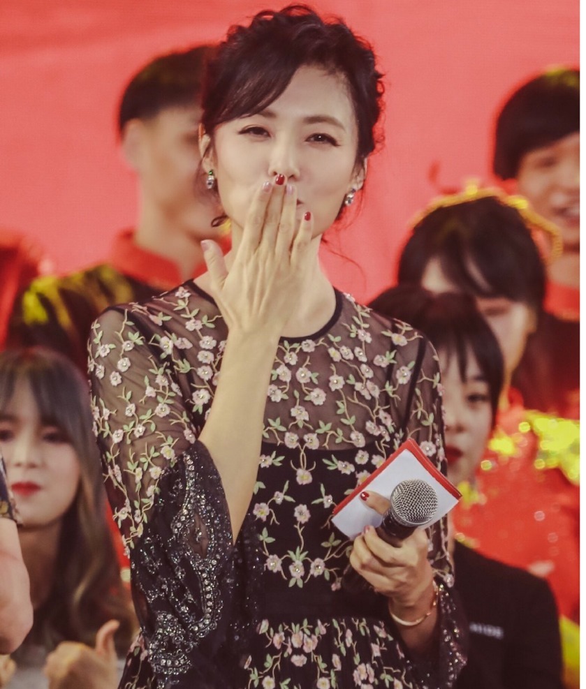 周涛 著名主持人周涛气质感真好!马尾辫搭配绿色蕾丝连衣裙,减龄时髦