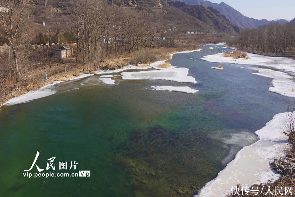 北京永定河安家庄段现“翡翠绿”河道