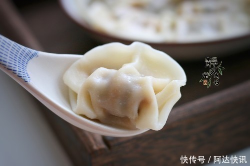 速冻水饺是开水下锅还是冷水下锅怎样煮不破皮来,统统告诉你