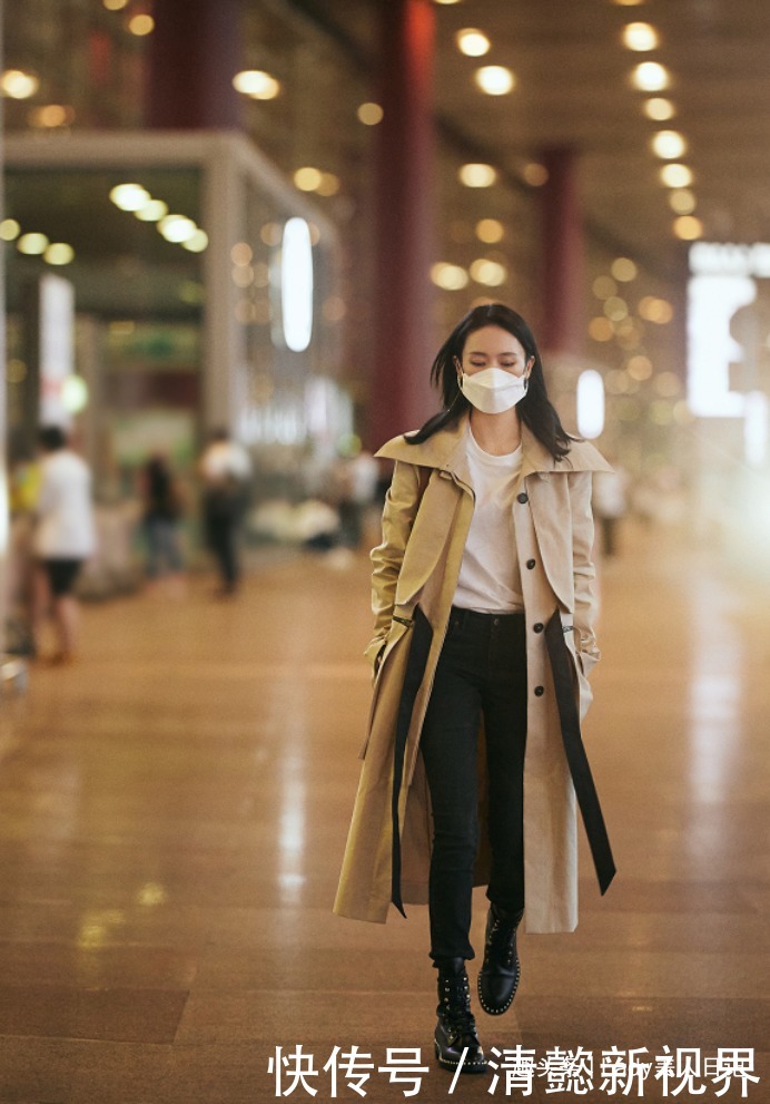 风衣是永不过时的时尚单品,其实它的搭配很简单,不需烈焰红唇